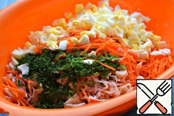 Put the vegetables and crab sticks in a suitable container, add chopped boiled eggs and chopped dill. Season the salad with a mixture of mayonnaise and sour cream. (or mayonnaise/ sour cream in its pure form). Stir, try to add salt.