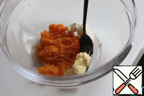Drain the water from the pumpkin. Then mash it with a fork, gradually adding butter and sour cream.
