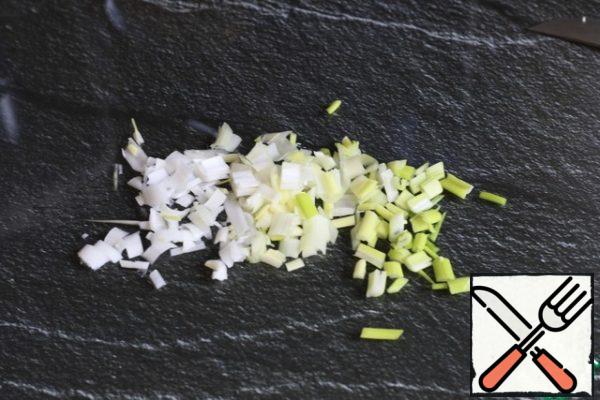 Finely chop the green onions. A bit of green feathers, leave for filing.