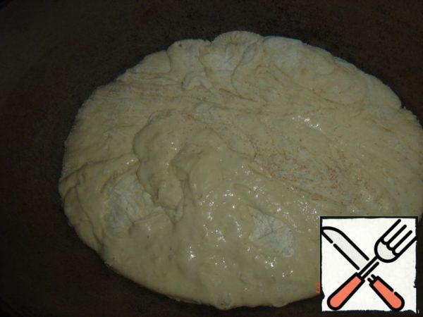 Table sprinkle with flour, dump our dough and gather it quickly into an envelope, then floured and semolina (wheat) towel to shift our sprawling dough and using towels to dump our future bread in the hot pot. It does not need to be greased and dusted!