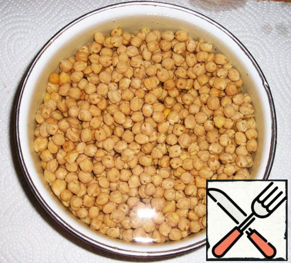 So, let's start!
First, we need to soak for the night 2 cups (450g) chickpeas, but first, it is necessary to say a few words about it. Chickpeas is a legume plant resembling peas, very rich in protein, vitamins and minerals. If you care about your health and the health of your family, be sure to buy it!
For the preparation of the classic Hummus we need exactly Chickpeas, but, in extreme cases, it can be successfully replaced by ordinary peas or even beans.
In water, in which we will soak Chickpeas (or other beans), add a teaspoon of baking soda. This will significantly soften the protective skin of the beans.