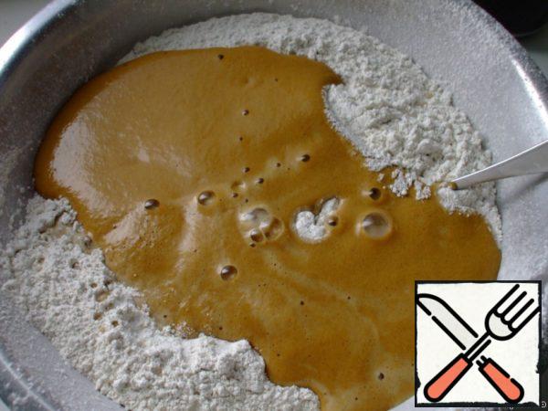 Pour the leaven into a mixture of flour and salt. Add a tablespoon of vegetable oil and the remaining 500 ml of warm water (about 1 and 1/4 Cup)