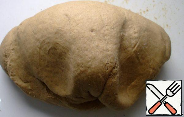 Gradually we get that kind of dough. I warn you, the dough is not very easy to knead. But in any case do not add excess water. Knead, periodically beat the dough on the table (I and 50 times, and before you put the dough into the mold and beat 100 times).
