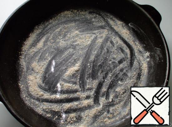 Sprinkle the form in which the bread will be baked with flour. My uniform is a cast-iron frying pan.