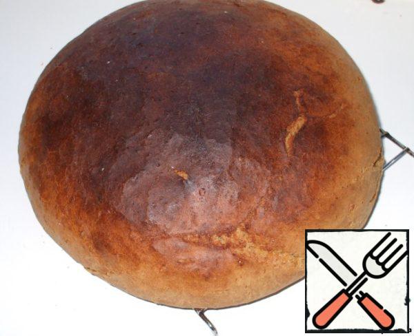 The bread oven at 200 degrees for about 30 minutes.
Then remove it, sprinkle with warm water (I usually spray from the spray) and put in the oven again for another 10-20 minutes. Depends on oven.
The readiness of bread can be determined by the sound. Ready bread publishes when tapping "empty" and "ringing" sounds. And before the end of baking in the kitchen is absolutely intoxicating smell of fresh-baked bread.
Baked bread "gently" placed on the grid. I read somewhere that just baked rye bread "doesn't love" when he abruptly quit, etc. I don't know if, but... just in case! Sprinkle with hot water. Wrap it in a towel and let it cool.
It is very important not to speed up the cooling process. The bread needs to cool itself, it is time for more and Matures. It takes me a few hours, but.... the result is worth it!
In the picture I have a little burnt bread. The picture is old, and there is no whole bread to photograph and place.