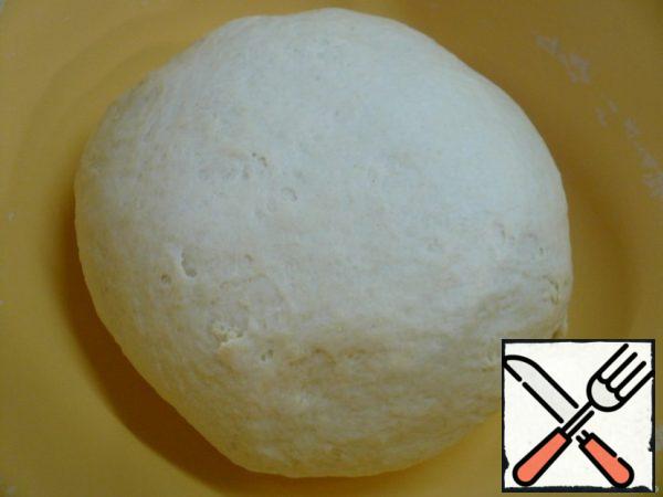 Knead the dough. It turns out very elastic. The consistency can be compared with the earlobe. That's what Niko, my hairdresser, told me. And he was absolutely right. The comparison, by the way, is incomparable.
