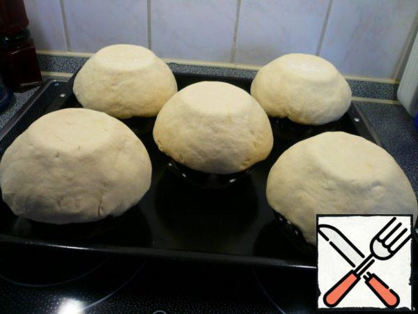 Preheat the oven to 250 degrees. While it is warming up, our dough is suitable for 10 minutes.
