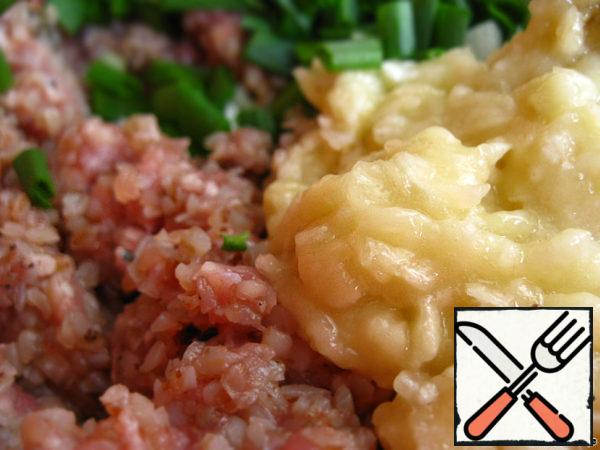 Mash bananas with a fork and mix with minced meat.
