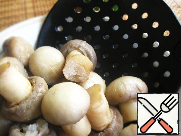 Boil mushrooms, remove them with a slotted spoon, leave the broth.