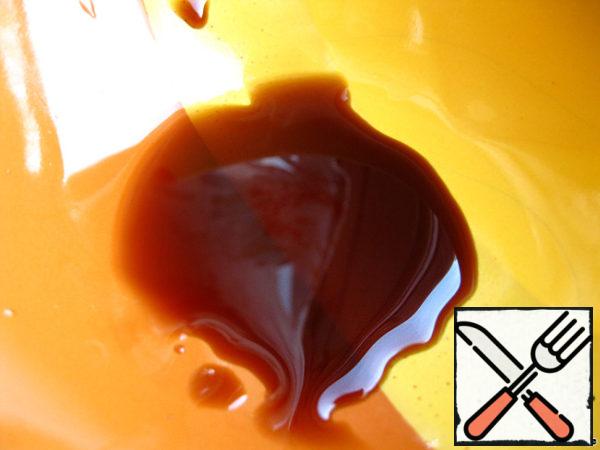 Sauce for filling meatballs: pour a little balsamic vinegar into a deep bowl.
