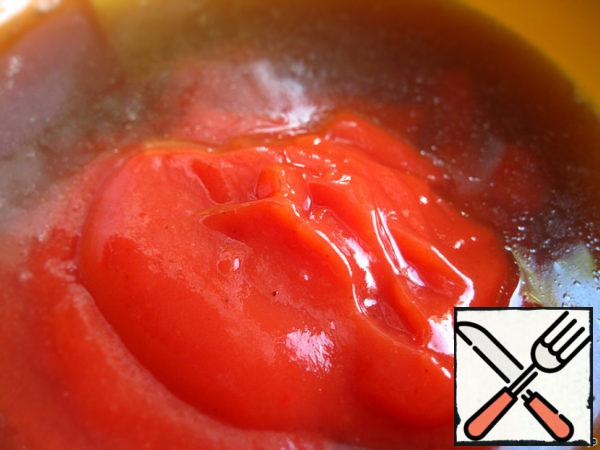 And tomato sauce. Add some spices: spices for meatballs, hops-suneli, a mixture of peppers. Mix it all together. The consistency of store-bought yogurt or a little thicker.
