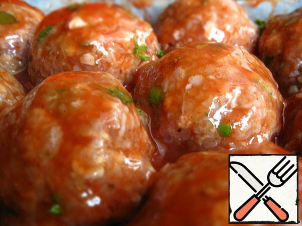 Pour the sauce over the meatballs in the mold so that each meatball gets its portion.
