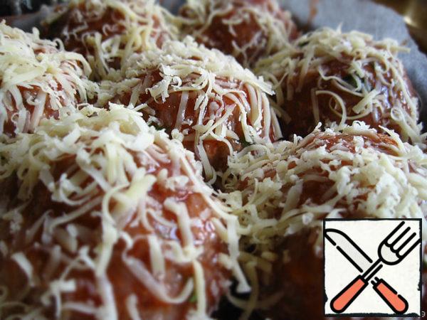 Grate some cheese on a fine grater and sprinkle lightly with meatballs. Preheat the oven and bake at 180-200 degrees, about half an hour. It turns out very tasty meat, not very greasy dish! Bon appetit!