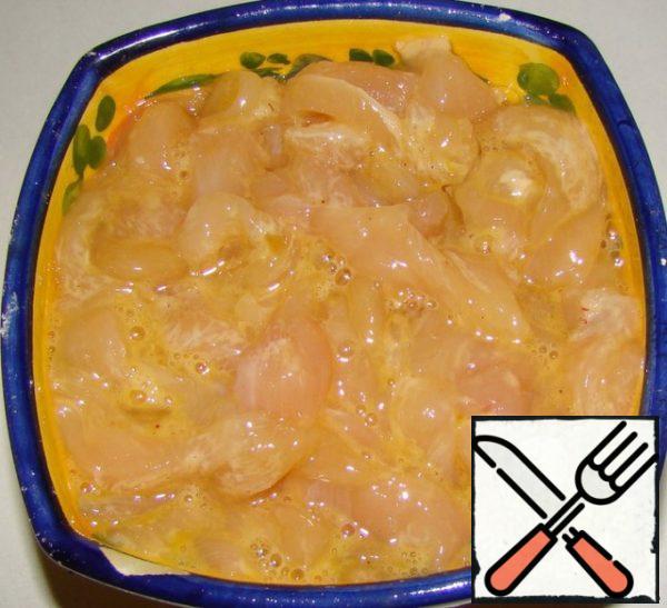 Season with salt and pepper, add 1 tablespoon of flour and one egg. To interfere.
