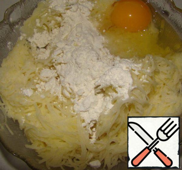 Three potatoes on a coarse grater. Press. Salt. Add a spoonful of flour and one egg. Stir.