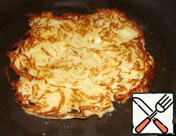 Heat a frying pan with a little vegetable oil.Spread a portion of potatoes (about 6-8 mm thick)with a spoon, level and fry until Golden brown on both sides.Over medium heat.