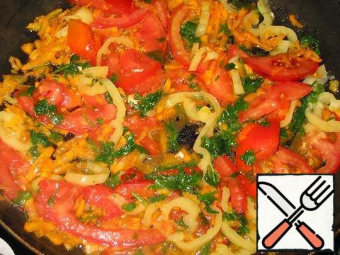 Grate the carrots. Onions, peppers and garlic finely chop the tomatoes in half rings, fry the vegetables in the same pan that the chicken, in the end, add the garlic and the herbs, vegetables, a little salt and pepper.