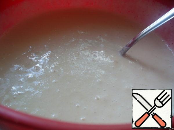 With constant stirring (to avoid lumps) pour kefir. Add baking powder and vanillin. Mix thoroughly.Again, the yogurt needs high-quality, thick, plain fat! Not 1%!!! If you have liquid kefir, you should add a little flour to thicken it!
