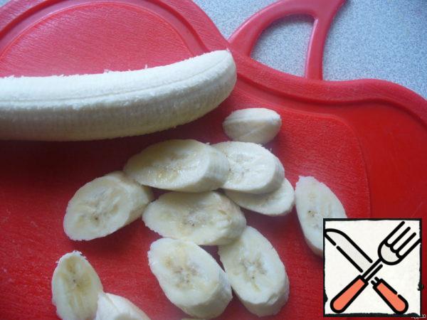 Peel and slice the bananas.
