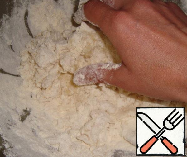 All, too, universal dough.
Boil water add 2 tablespoons of vegetable oil. Flour spread in a deep bowl, pour boiling water. Mix first with a spoon, then with your hands. Let the dough cool.