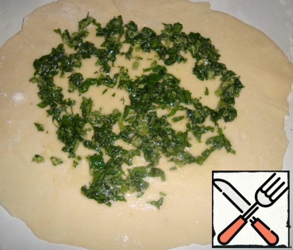 Roll the dough into very thin layers (1 mm). The size of your pan. Spread one layer of filling.