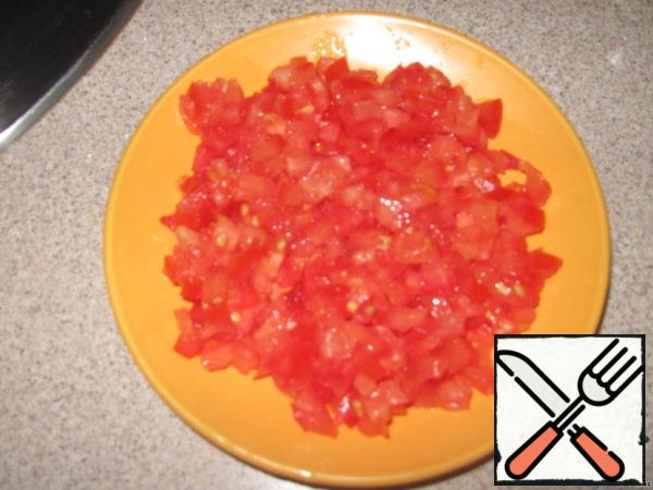 While cooking the fillet, finely chop the tomatoes.