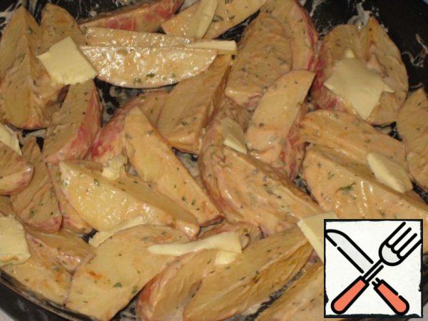 Cut into slices potatoes, not very small, into 4 or 6 parts, lengthwise, depending on size.
Mix the mustard, 3-4 tbsp sour cream, tomato paste, herbes de Provence, salt, pepper, and squeezed garlic (2 tooth.).
Mix the slices of potatoes with this mixture and put in a form that the slices were in one layer, you can tightly, but in one, spread the pieces of butter on top.