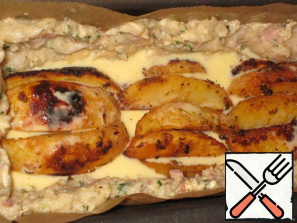 Beat the remaining raw egg with a spoonful of sour cream and add salt.
Pour over the potatoes.