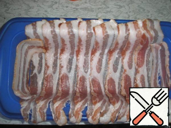 Preheat oven to 170 gr.
Lubricate the mold (1 kg). Cover it with strips of bacon so that they partially hung on the edges.
I didn't have enough bacon, so the hanging parts are a bit short, preferably take longer.
