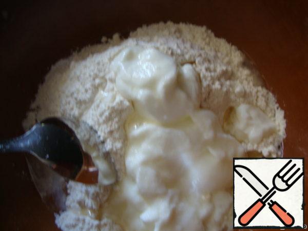 Mix all ingredients for the dough: flour, baking powder, yogurt (or sour cream, kefir), vegetable oil, salt.