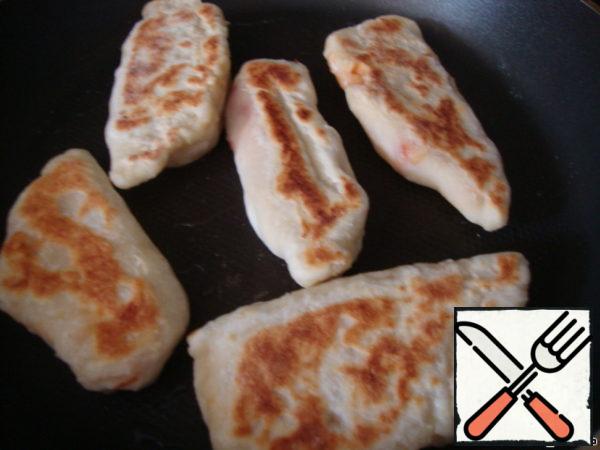Fry in a small amount of vegetable oil under the lid on both sides over low heat so that the dough is fried.