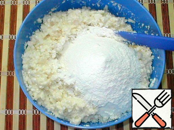 Then add mayonnaise, flour (sift through a sieve), baking powder on the tip of the knife, salt to taste and mix thoroughly.