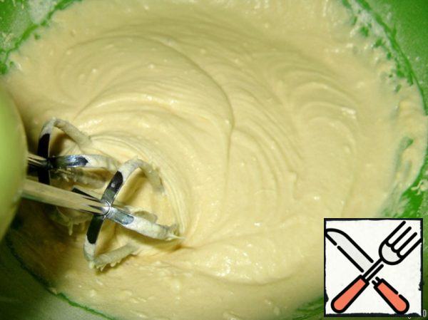 And beat everything with a mixer for two minutes, until the lumps completely disappear.
