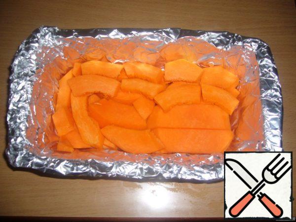 Pumpkin cut into thin slices, put in shape with foil.