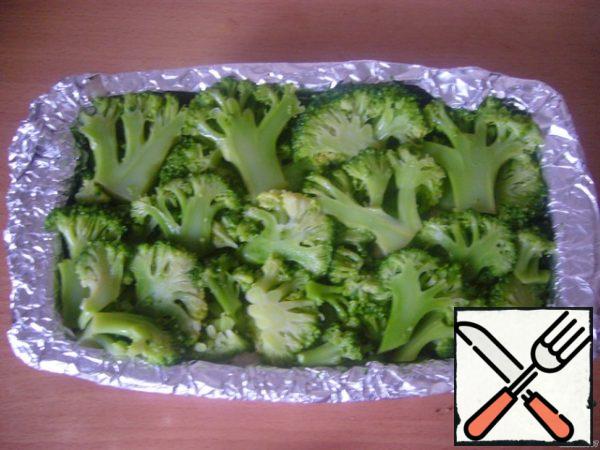 Cut broccoli into inflorescences, put on minced fish. Take a larger baking dish, fill it with 2/3 water and place it in a form with minced fish and vegetables. Cook terrine in a water bath on the middle shelf of the oven at t 175 degrees for 40-45 minutes.
Before serving, put the terrine from the mold on a dish and cut into squares, decorate. Terrine can be served as a cold appetizer or as a main hot dish. Bon appetit!