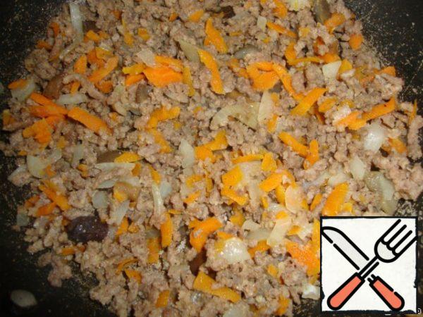 Fry the minced meat, add onion, carrot and salt.
