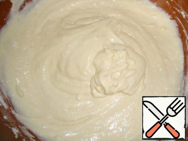 Prepare the dough: mix sour cream (milk, yogurt), mayonnaise, eggs, salt. Add flour and baking powder. It turns out that kind of dough.