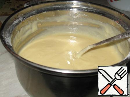 Soft butter rub with sugar and enter one egg.
Add baking powder, vanilla sugar, water and flour. The dough should be not very thick, but not liquid.