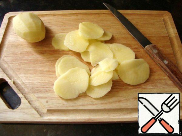 Peel the potatoes and cut into thin circles.