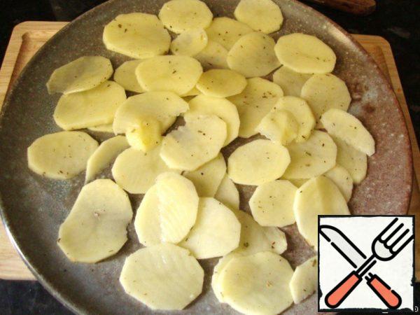 Place in a single layer on a dish suitable for a microwave oven. The dishes should be greased with oil, since potatoes can stick to the plate, so it will be easier to get them.
And you can hedge and cover with high-quality baking paper.
Put it in the microwave for 4 minutes at maximum power (I have 850). Look at the condition of the potatoes, put out for another 2-3 minutes (it is advisable to check the readiness of the chips every minute). It all depends on the microwave oven, so it is quite possible that you will need more or less time.
Enjoy your meal!