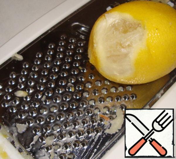 Lemon peel, pass through a meat grinder or chop in a food processor. You can also grate or grate only the zest, and the pulp is passed through the press for juice, which I did.