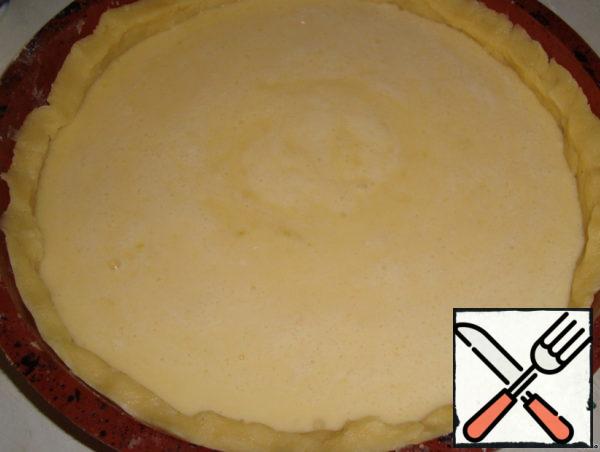 Roll out the dough into a layer, fill the form with the sides (I took a form with a diameter of 26 cm), make light punctures with a fork, then pour the filling and put it in a preheated 180 degrees. bake in the oven for 30-35 minutes.
5 minutes before the end of baking, take out the cake and sprinkle with sugar, then send it back to the oven. Sugar should caramelize.
Before you cut the cake, cool it down!