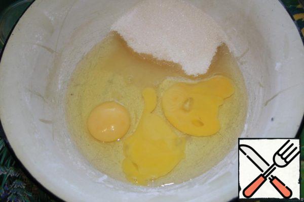 Mix eggs and sugar in a Cup.