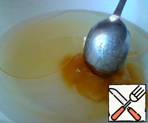 Pour warm water into the Cup, add honey, sugar, a pinch of salt and unscented vegetable oil. Stir thoroughly.