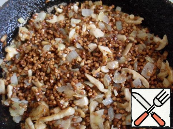 Add buckwheat, fry, stirring, 1-2 minutes.