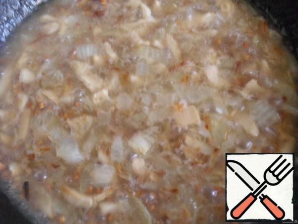 Add water, bring to a boil, make a small fire, cover with a lid.
