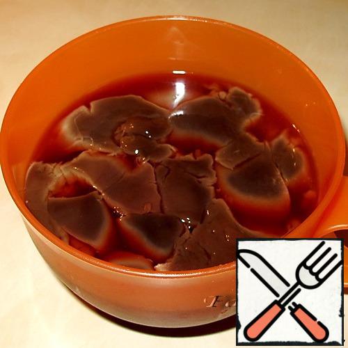 Release the goose liver from the veins, cut into small pieces, pour the nutmeg, leave to marinate for 12 hours.