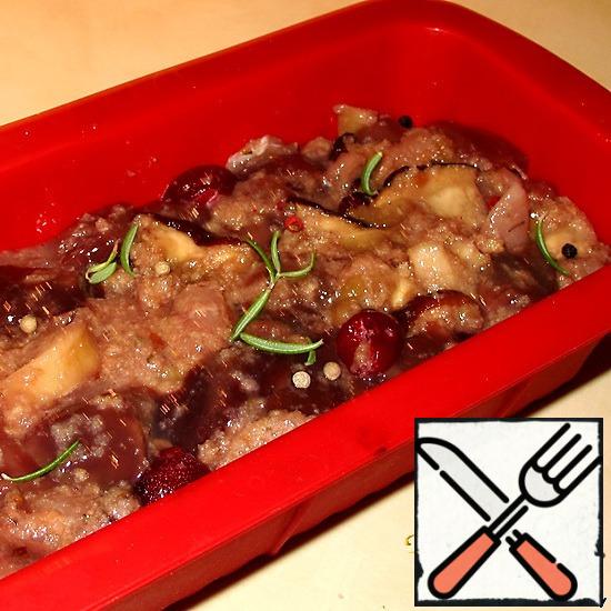 Mix the liver, chicken, mushrooms, cherries, add breadcrumbs, slightly beaten eggs, salt, pepper, add your favorite seasonings to taste.
Put the mass in an oblong form for cupcakes, put on top of a few rosemary leaves, cover with foil.