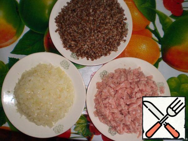 Prepare homemade minced meat, finelychop onions (can be ground in a meat grinder with meat). Boiled buckwheat in salted water. 2 cups of water take 1 Cup of buckwheat.Cool.