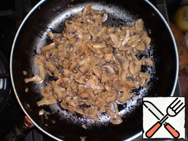 Chop the mushrooms, put in a frying pan, add 1 tablespoon of vegetable oil. Saute them until tender.